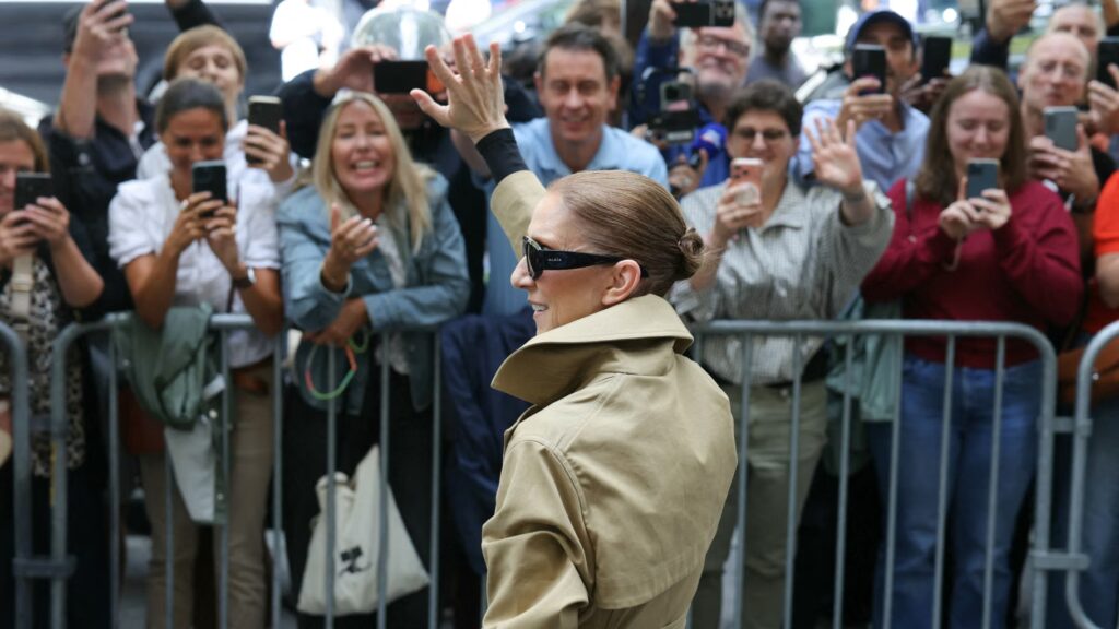 Céline Dion offre un cadeau à ses fans attendant devant son hôtel à Paris