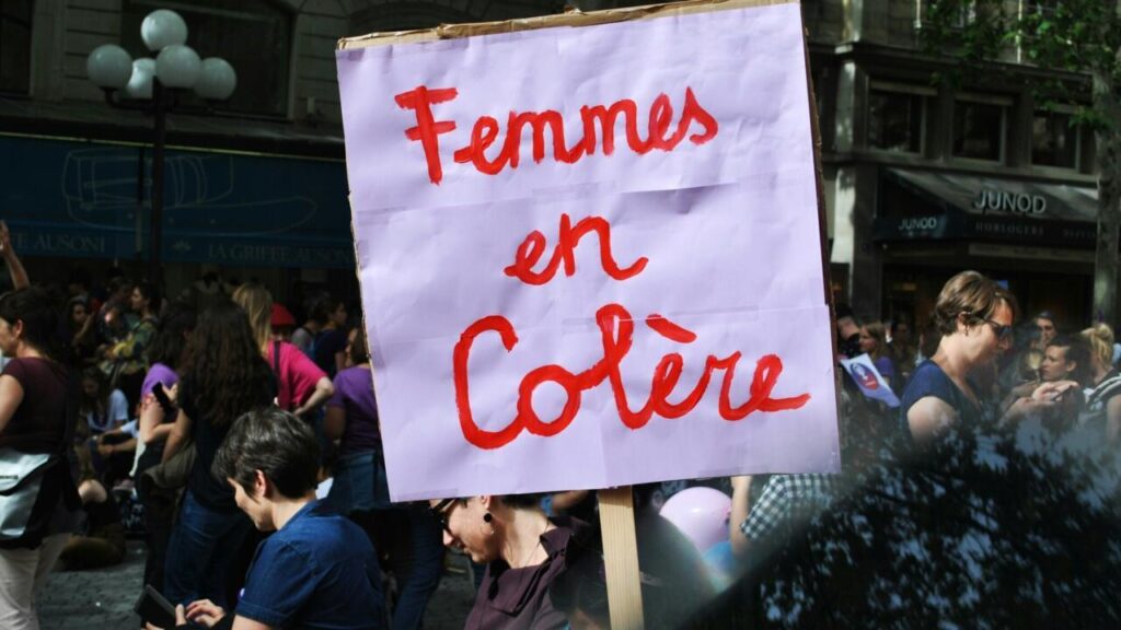Colères de femmes et tensions sociétales : un regard sur les 8 milliards de voisins.