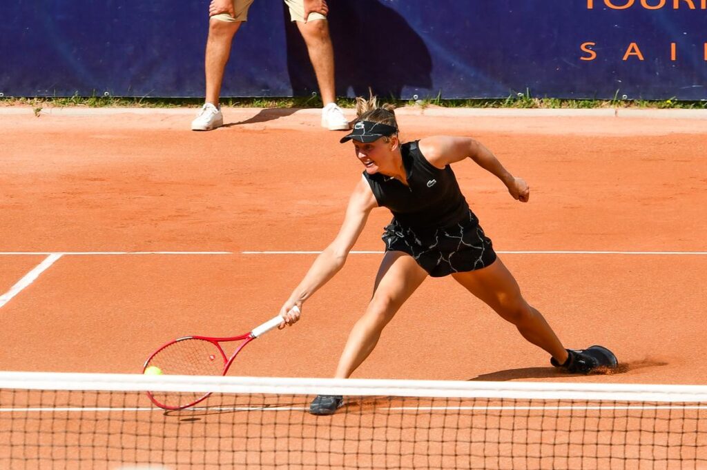 Fionna Ferro bat Clara Burel et remporte le tournoi international de Saint-Palais-sur-Mer.