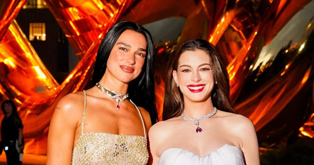 Anne Hathaway et Dua Lipa présentent leurs styles opposés lors d’un événement de mode.