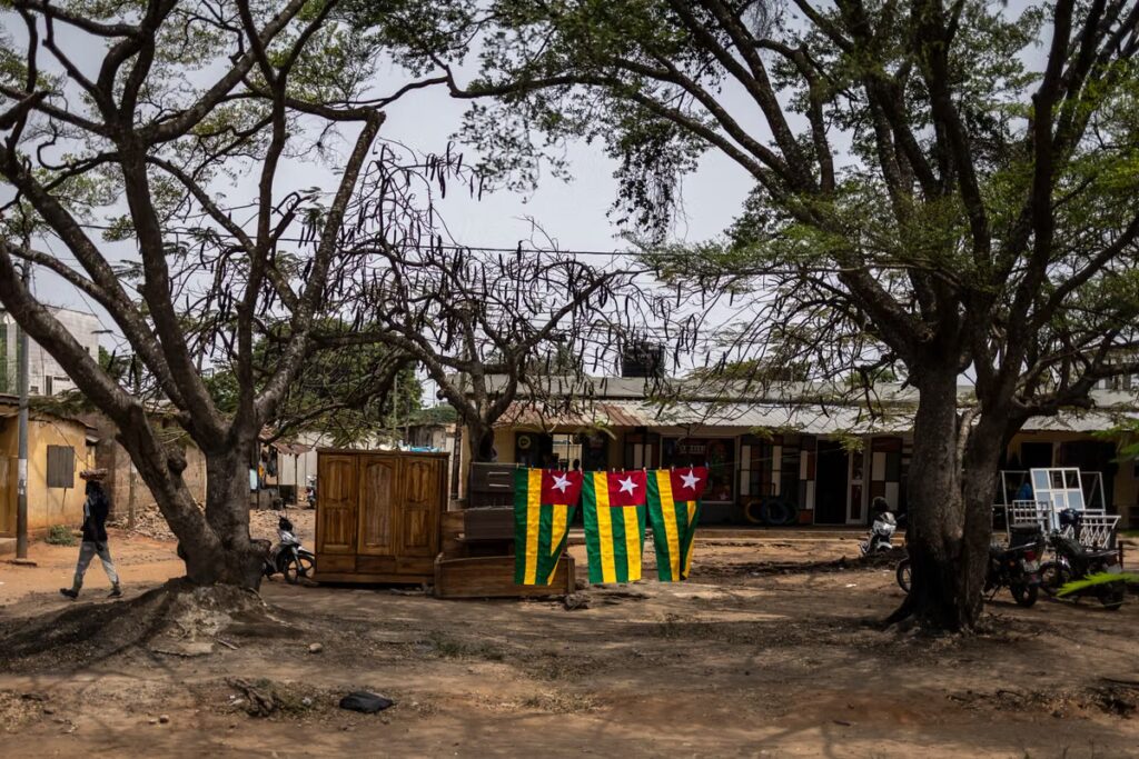 Deux réalisateurs français, Gaël Mocaër et Sébastian Perez Pezzani, rentrent en France après leur arrestation au Togo.