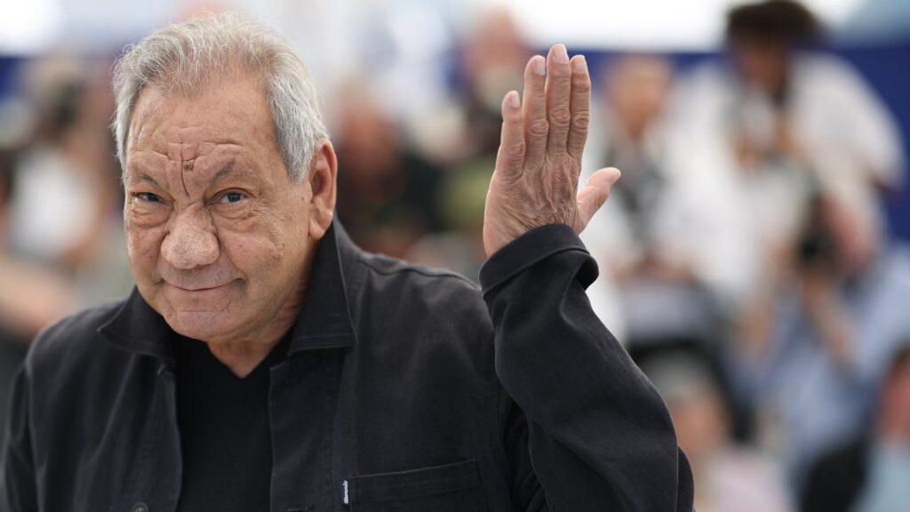 Tony Gatlif, réalisateur de « Gadjo Dilo », décède à 77 ans, laissant un héritage cinématographique.