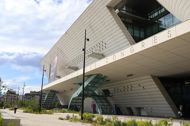 UGC Maillot transforme le Palais des Congrès en salle de cinéma géante pour des projections publiques
