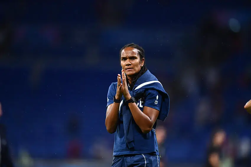 Wendie Renard critique la FFF pour des décisions jugées inappropriées dans le football féminin.