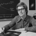 Une astronome américaine mesure la vitesse des étoiles et réduit notre vision de l’univers.