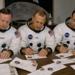 Les astronautes d’Apollo signent des enveloppes pour remplacer une assurance-vie inexistante.