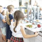 Ce que les enfants souhaitent entendre en mangeant seuls à la cantine scolaire.