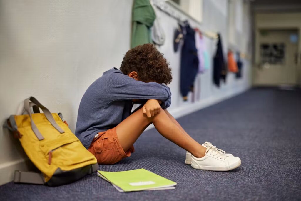 Ce qu’il ne faut jamais dire aux enfants anxieux face à l’école, selon des psychologues.