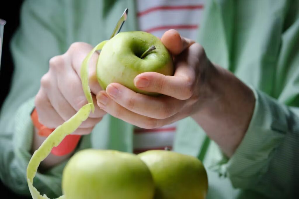 Pesticides et vitamines : éplucher les fruits et légumes réduit l’exposition aux résidus.