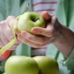Pesticides et vitamines : éplucher les fruits et légumes réduit l’exposition aux résidus.