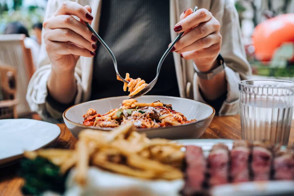 Essoufflement après un repas : causes identifiées par des chercheurs en santé publique.