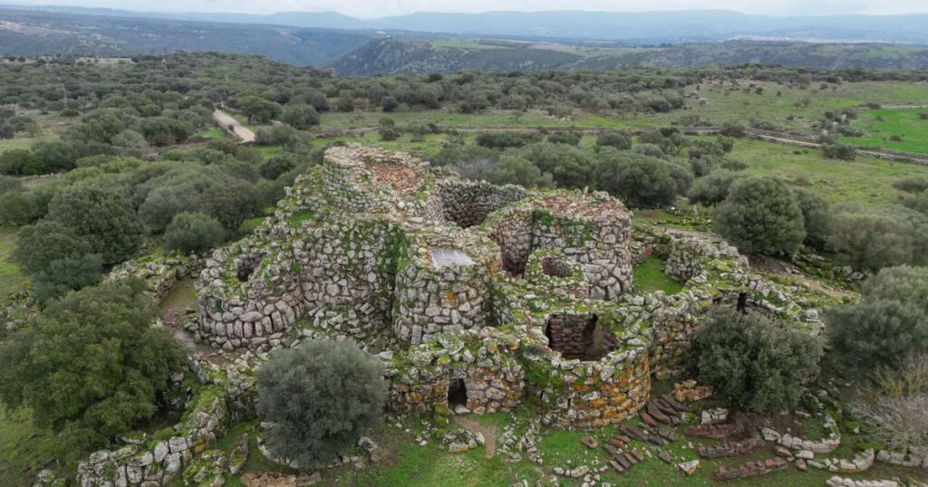 Les tours nuragiques de Sardaigne : un patrimoine architectural sous étude archéologique.