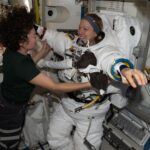 Deux astronautes américaines réalisent un sixième espace de travail entièrement féminin.