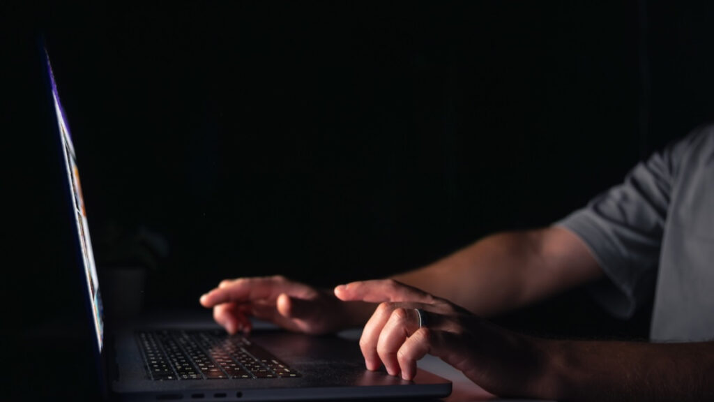Arnaque bancaire : 6 000 clients victimes de faux conseillers en France.