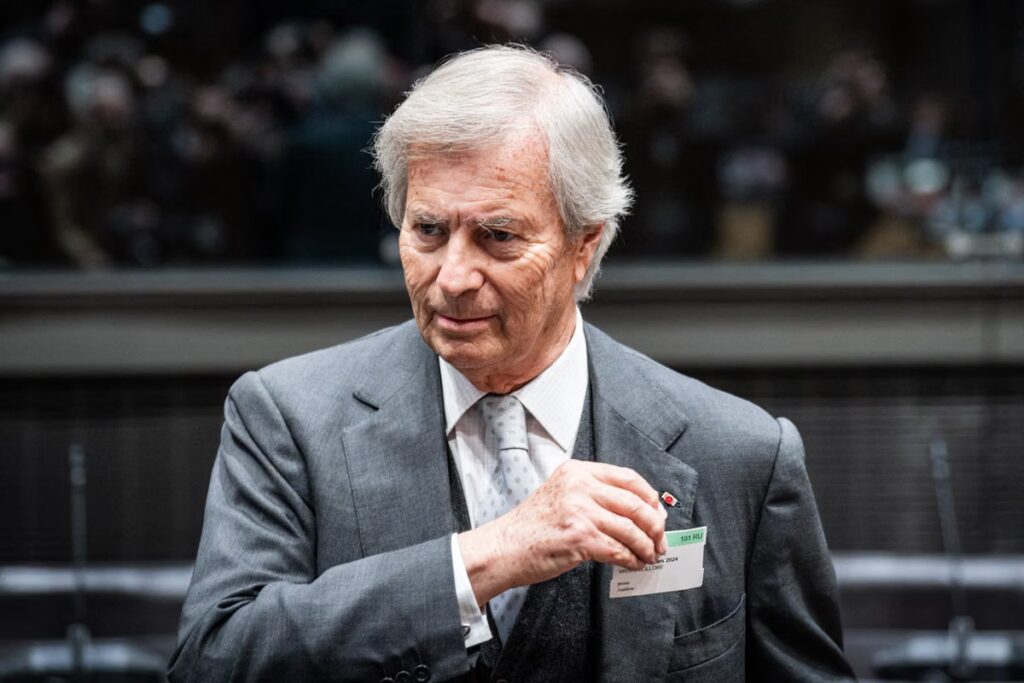Vincent Bolloré accusé de fermer les yeux sur les violences sexuelles de son conseiller spirituel.