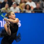 Aryna Sabalenka exprime son agacement lors d’une conférence de presse après un match.