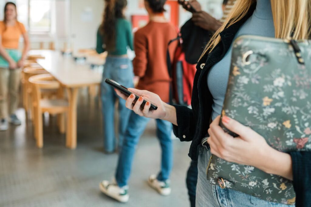 Interdiction des téléphones portables au lycée : mode d’emploi pour les établissements scolaires.