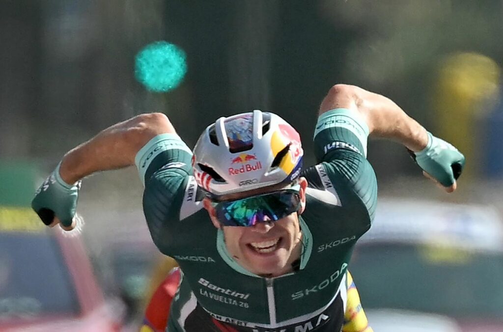 Tour d’Espagne : Wout Van Aert remporte une étape clé et renforce sa position.