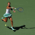 Zheng Qinwen reprend la compétition au US Open après sa blessure au coude.