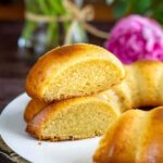 Gâteau à la crème fraîche : une recette traditionnelle appréciée en France pour sa simplicité.