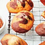 Dix gâteaux marbrés créés par des chefs renommés dans la pâtisserie française.