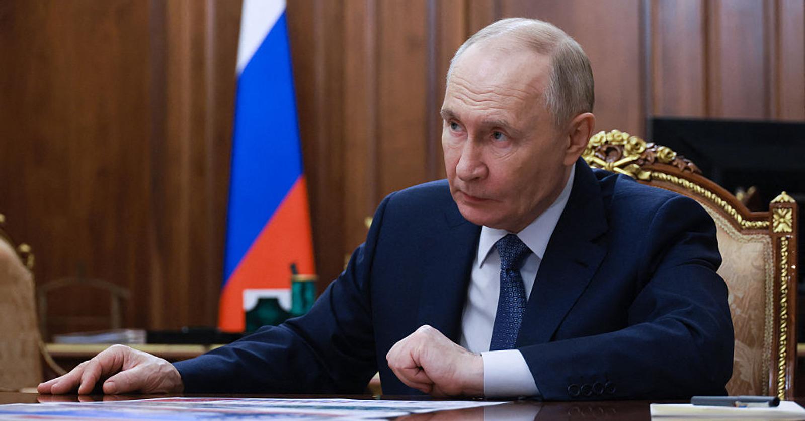 Poutine ordonne l’arrêt des frappes sur Kiev lors de la visite d’émissaires américains.