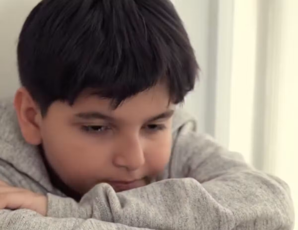 Des parents français forment leurs enfants pour lutter contre le harcèlement scolaire.