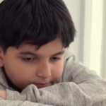 Des parents français forment leurs enfants pour lutter contre le harcèlement scolaire.