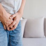 Un homme se fait injecter de la glue dans l&rsquo;urètre pour ses fuites urinaires et est hospitalisé.