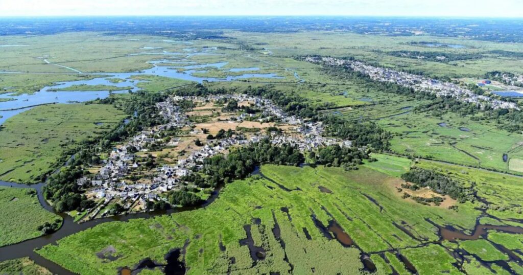 L’île aux 100 chaumières, à 1 h de Nantes, attire les visiteurs en quête de tranquillité.