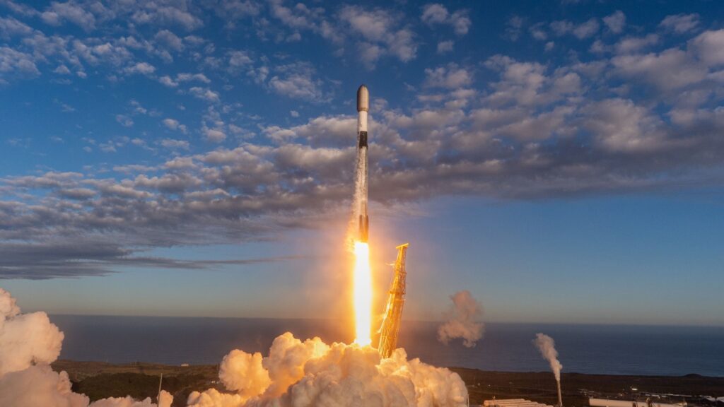 SpaceX lance 27 satellites Starlink avec la fusée Falcon 9 et atterrit en mer