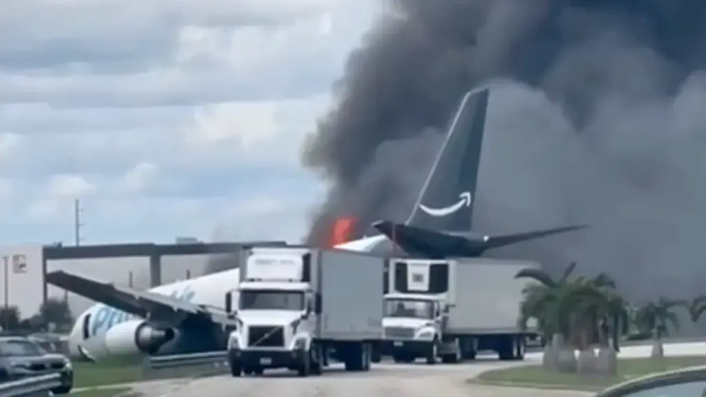 Un Boeing 767 cargo d’Amazon s’écrase près de Miami et endommage plusieurs voitures.