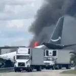 Un Boeing 767 cargo d&rsquo;Amazon s&rsquo;écrase près de Miami et endommage plusieurs voitures.