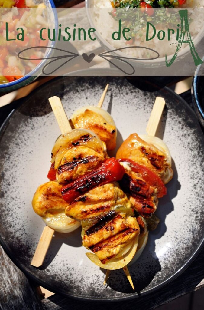 Brochettes de poulet aux poivrons : une recette populaire dans la cuisine méditerranéenne.