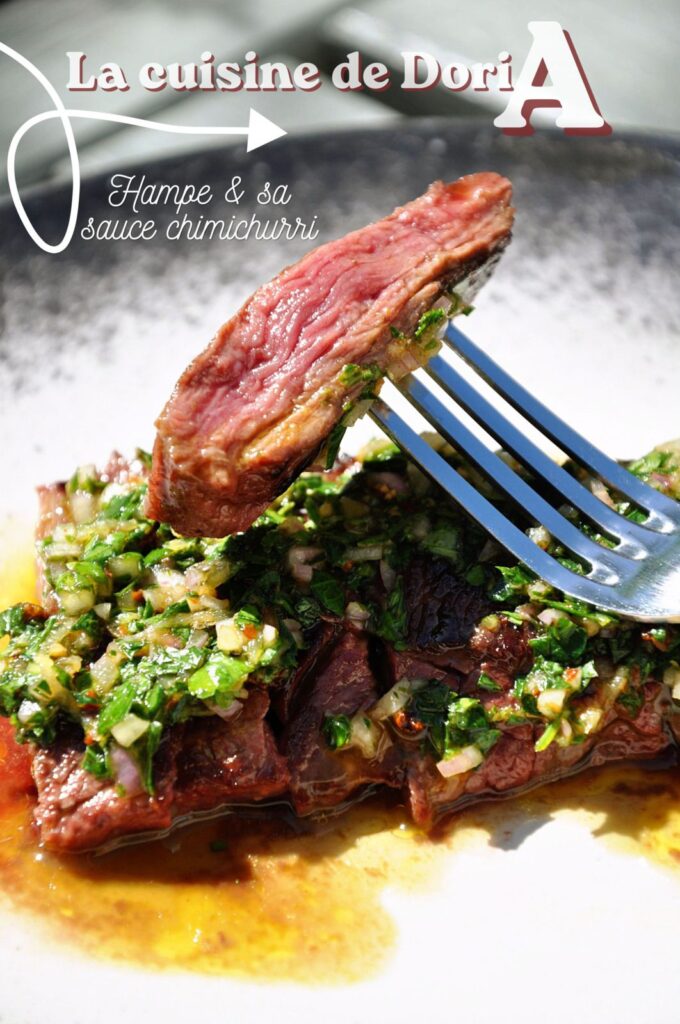 Hampe grillée accompagnée de sauce chimichurri : une recette appréciée en Argentine.