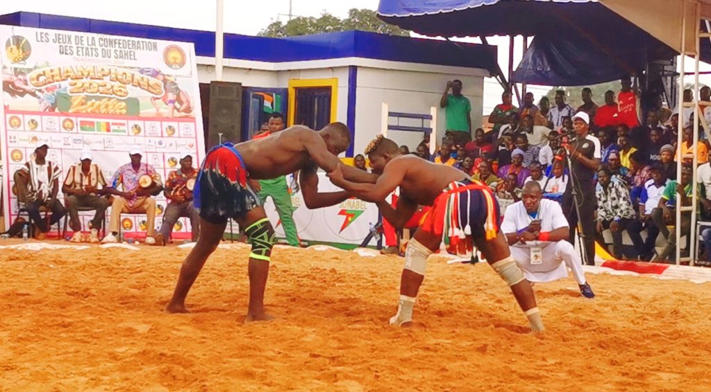 Jeux de l’AES : Le Niger remporte la lutte masculine, le Burkina Faso excelle chez les dames.