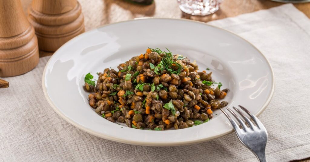 Philippe Etchebest présente une recette de salade de lentilles riche en nutriments.