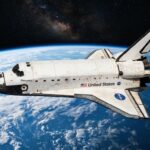 Un flash frappe la navette Discovery en orbite sans alarme, lumière provenant de la Terre.
