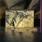 Justine Emard expose son œuvre « Rêves Premiers » au sein d&rsquo;une galerie d&rsquo;art contemporaine.