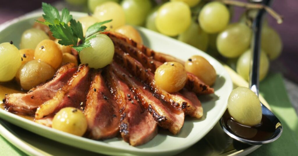 Recette de magret de canard aux raisins frais et au miel pour une cuisine française traditionnelle