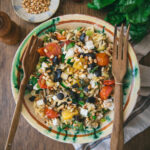 Salade de pâtes végétarienne aux légumes d&rsquo;été : une option saine pour les repas d&rsquo;été.