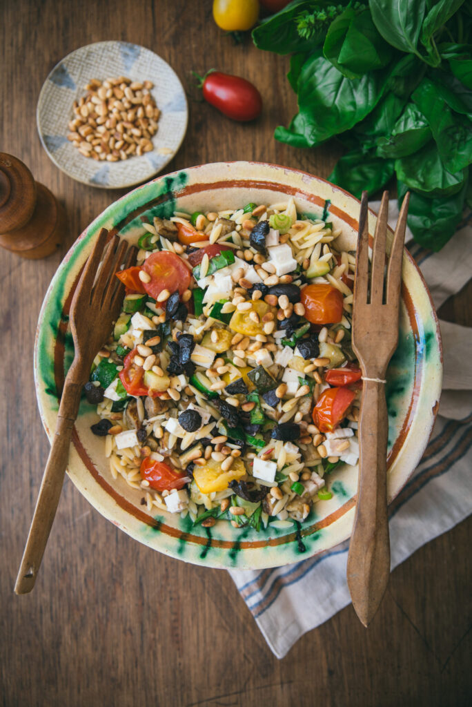 Salade de pâtes végétarienne aux légumes d’été : une option saine pour les repas d’été.