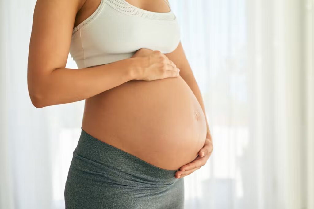Une mère porteuse accouche de jumeaux de parents différents, un cas rare en France.
