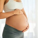 Une mère porteuse accouche de jumeaux de parents différents, un cas rare en France.