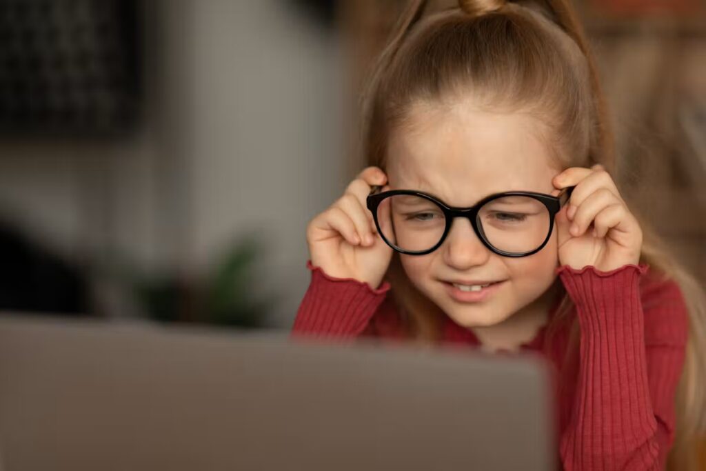 Dangers des lunettes IA pour les enfants : alertes de pédiatres et experts en santé publique.