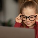 Dangers des lunettes IA pour les enfants : alertes de pédiatres et experts en santé publique.