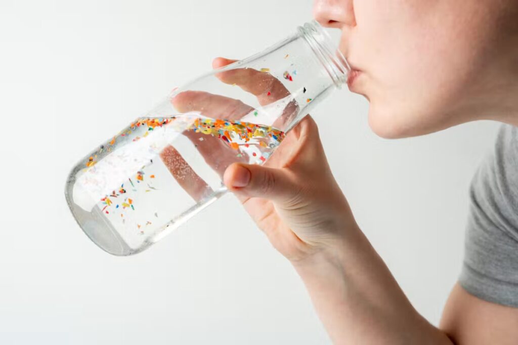 Des études examinent si certains aliments peuvent éliminer les microplastiques.