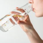 Des études examinent si certains aliments peuvent éliminer les microplastiques.