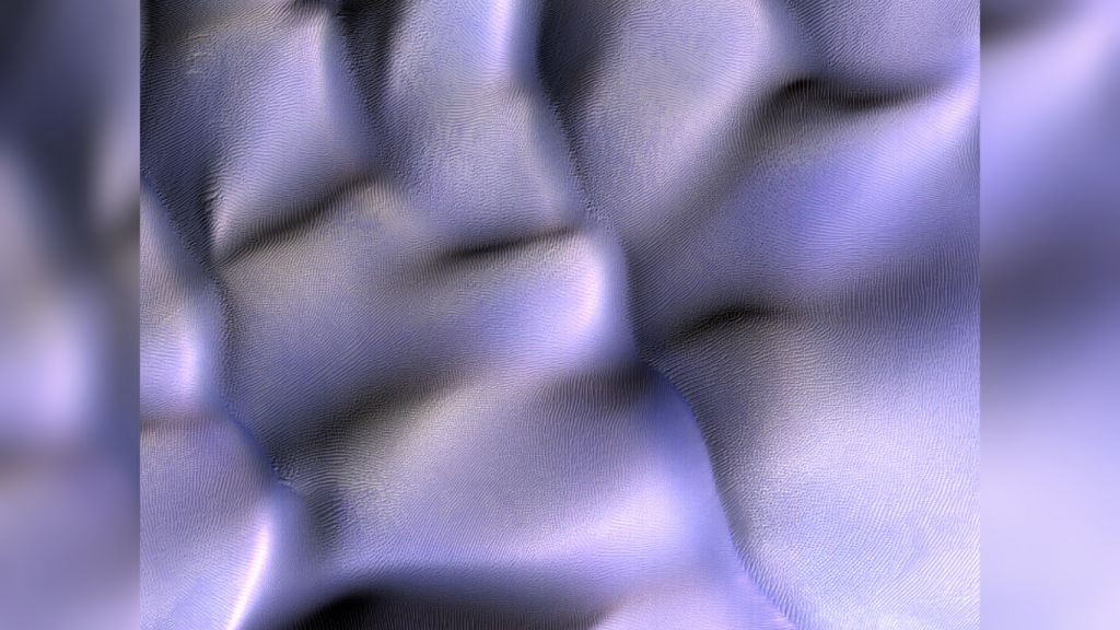 Des champs de dunes en forme de vagues observés sur Mars par la NASA.