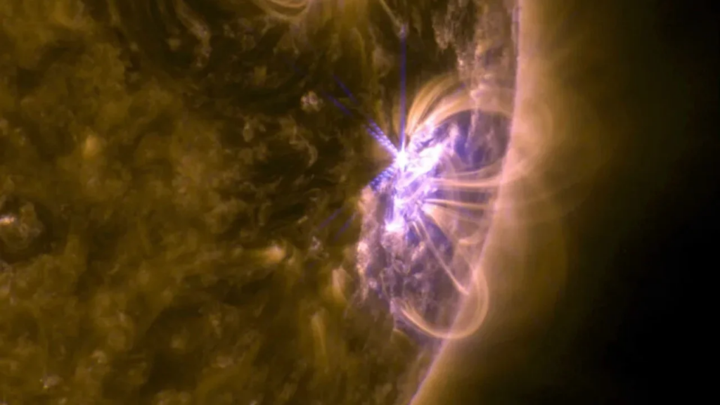 Super-tempête solaire perturbe les GPS, provoquant des accidents de voitures autonomes.